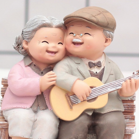 Statue of grandparents - hugging the piano