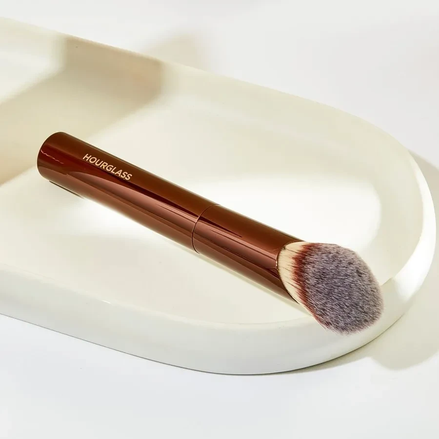 Hourglass Ambient Soft Glow Foundation Brush Brown