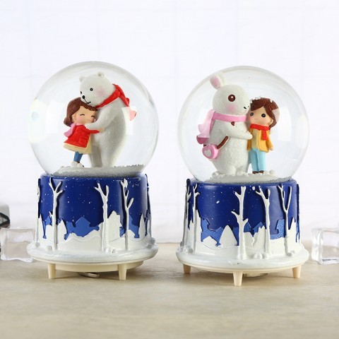 Winter snowball music box is not cold