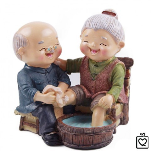 Statue of grandparents - Washing happy feet