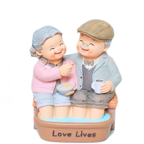 Statue of grandparents - soak your feet to enjoy the cake