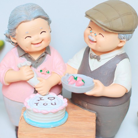 Statue of grandparents - making cakes