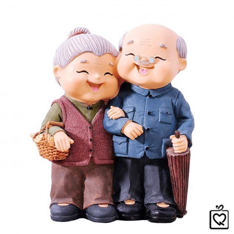 Statue of grandparents - Walking with your arms