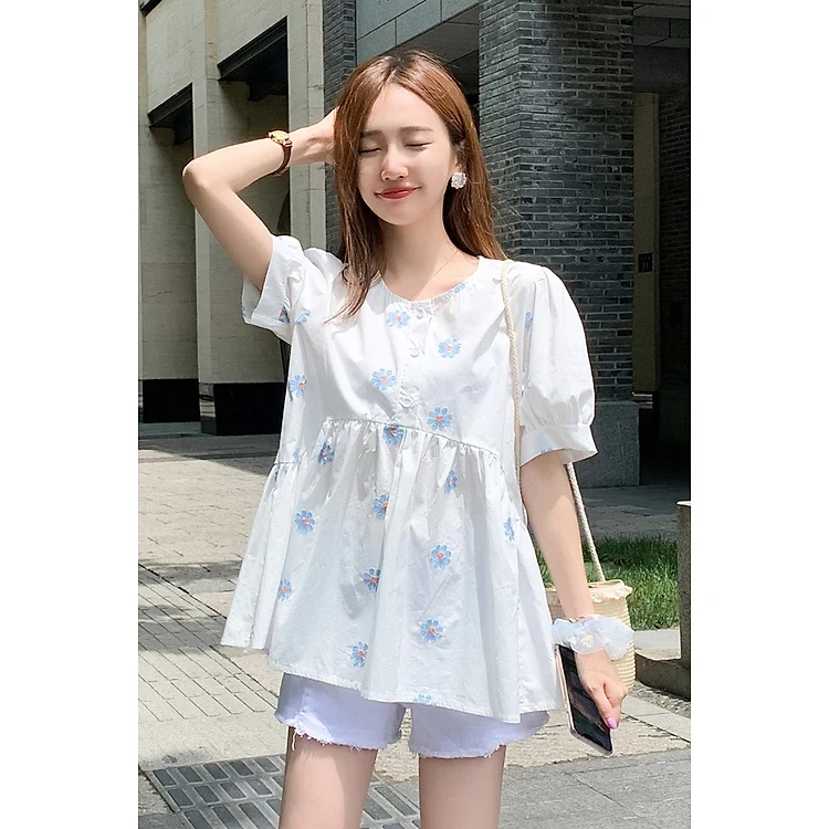 Luxurious summer maternity suit, short-sleeved shirt, shorts with belly button, gentle floral pattern